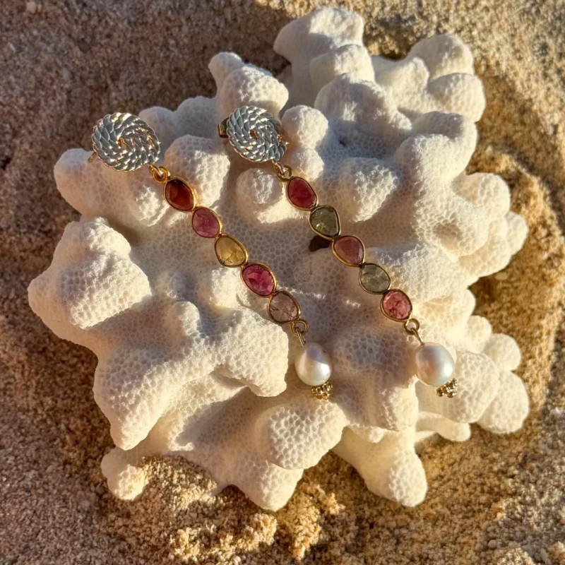 boucles tourmalines melon, perles de culture, bijoux pendants dorés, pièce précieuse, tendance été 2025.