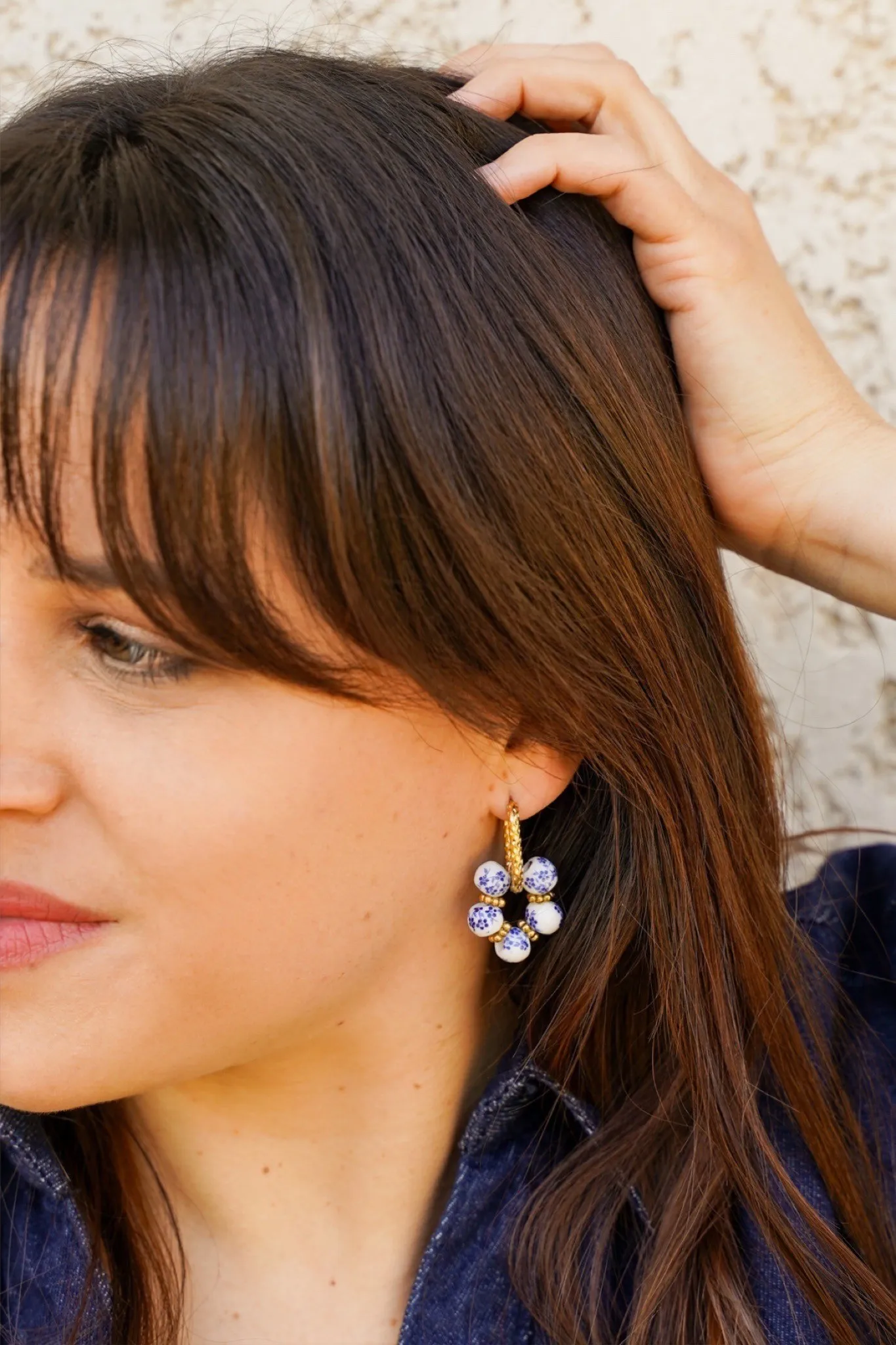 boucles pendantes blanche et bleu, acier inoxydable doré, design élégant, bijou léger, accessoire été 2025, bijoux dorés résistants à l’eau.