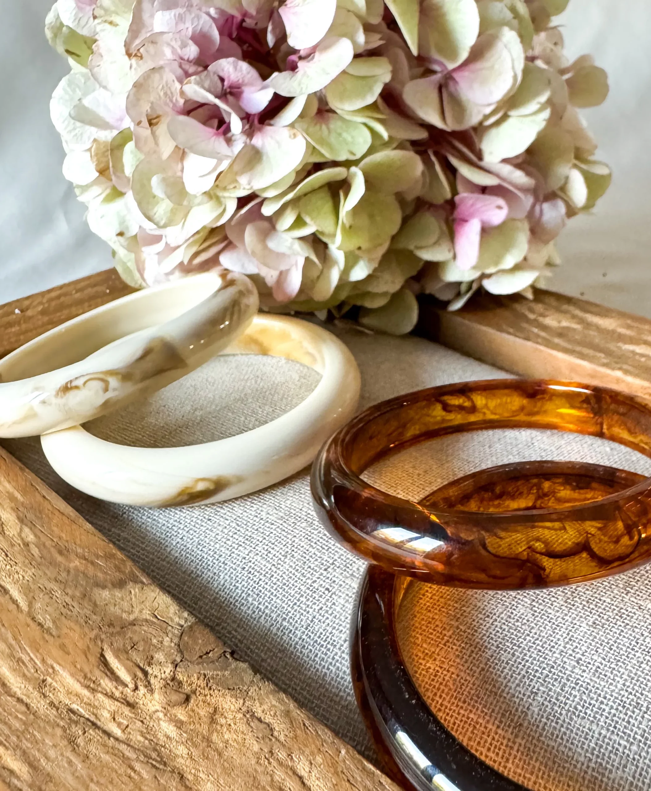 jonc résine femme, jonc doré waterproof, bracelet rigide tendance, jonc caramel, jonc latte, bijou résine doré, bracelet minimaliste été, bijou été 2025, accessoire mode femme, idée cadeau chic, jonc résistant à l’eau