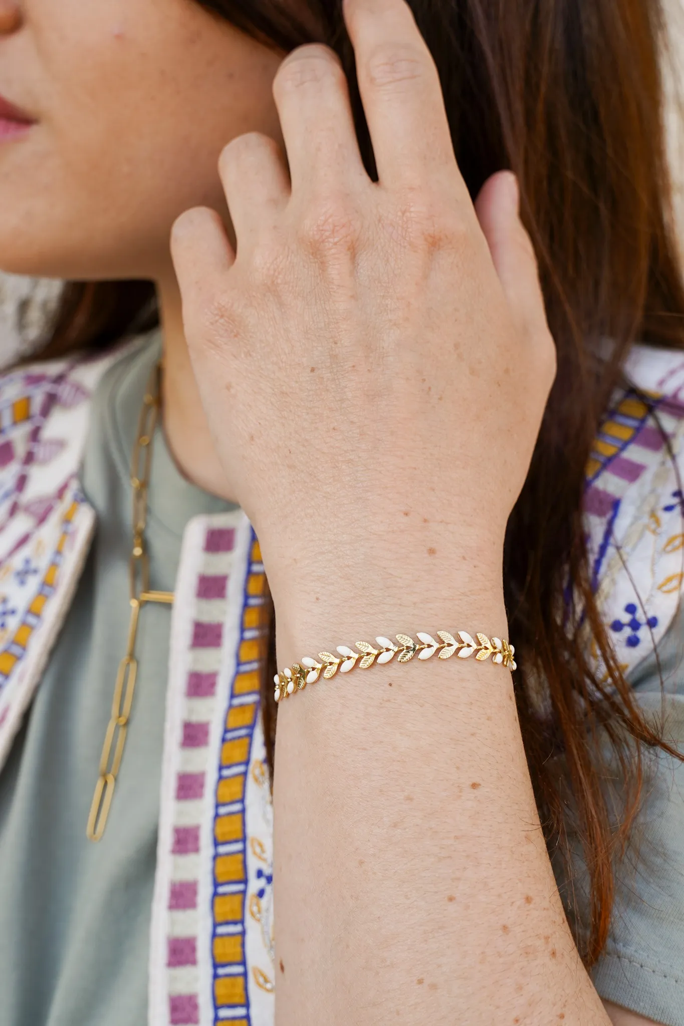 Bracelet doré, acier inoxydable, bijou fin, style élégant, bracelet soirée été 2025.