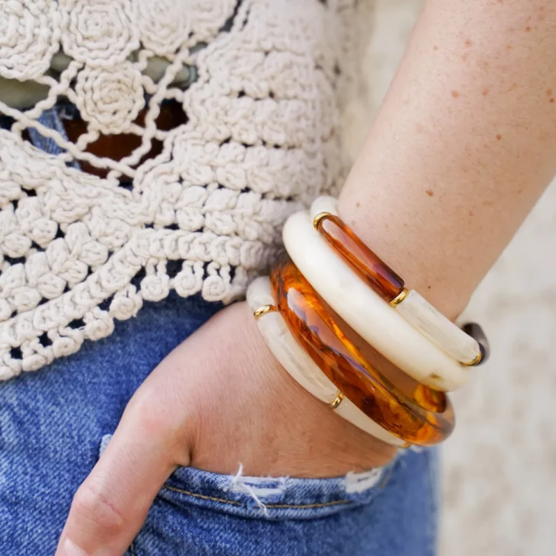 Bracelet coloré, perles résine acrylique, bracelet élastique, bijou d’été, style fun, tendance été 2025.