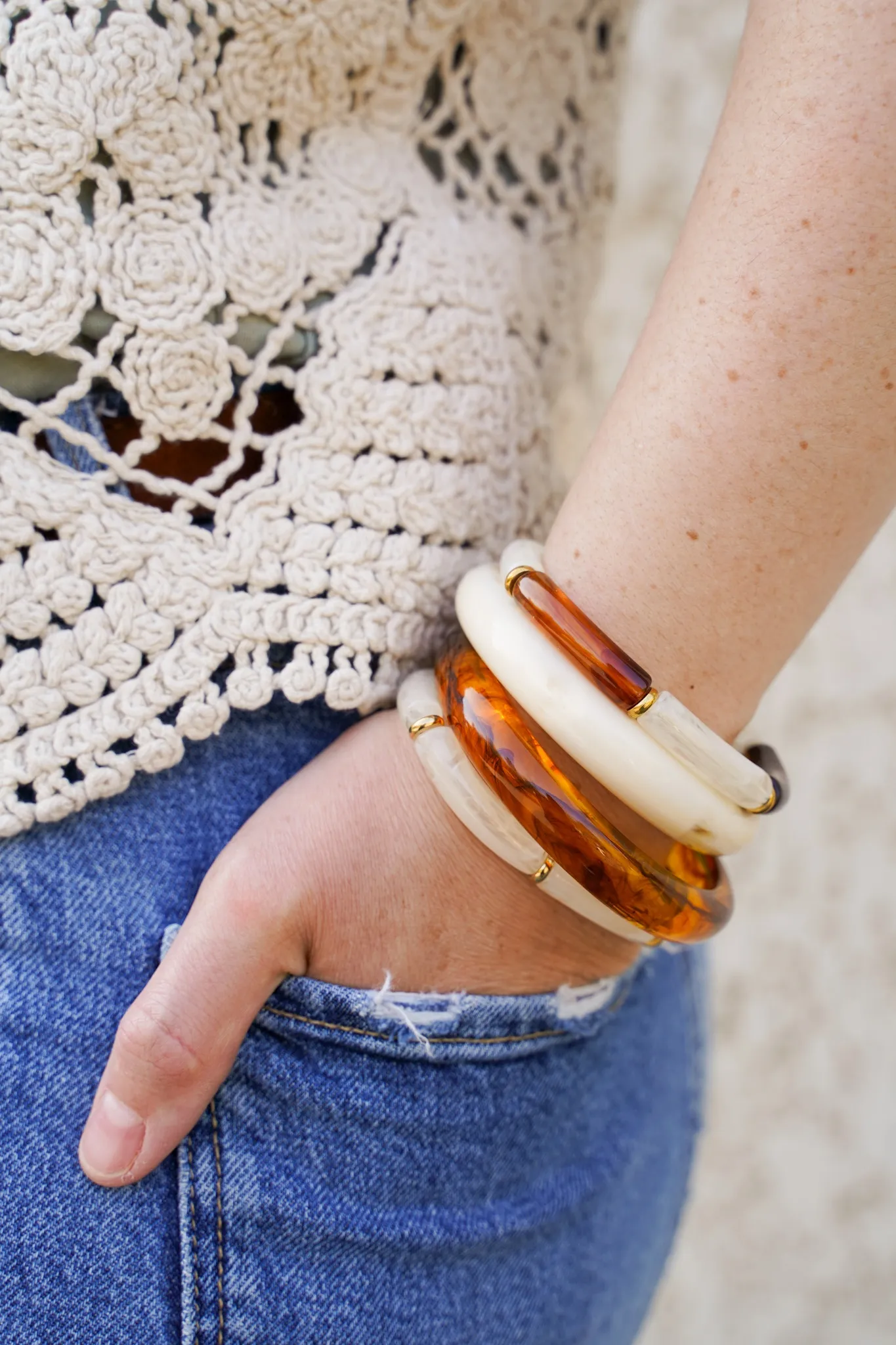 Bracelet coloré, perles résine acrylique, bracelet élastique, bijou d’été, style fun, tendance été 2025.