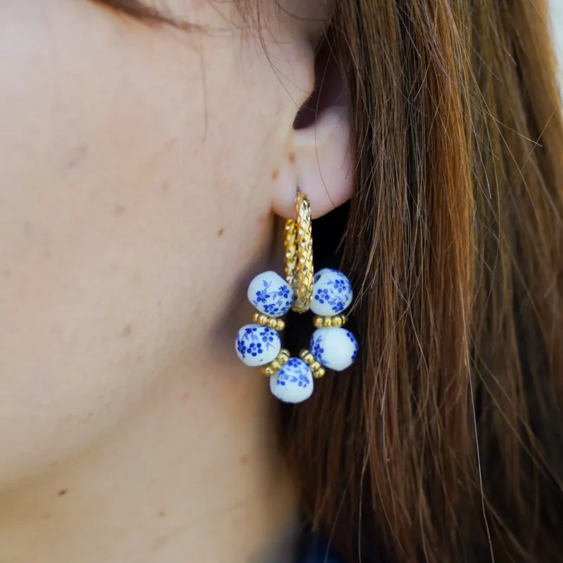 boucles pendantes blanche et bleu, acier inoxydable doré, design élégant, bijou léger, accessoire été 2025, bijoux dorés résistants à l’eau.