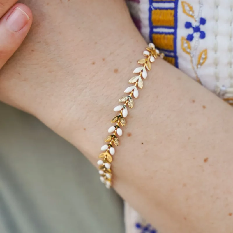 Bracelet doré, acier inoxydable, bijou fin, style élégant, bracelet soirée été 2025.