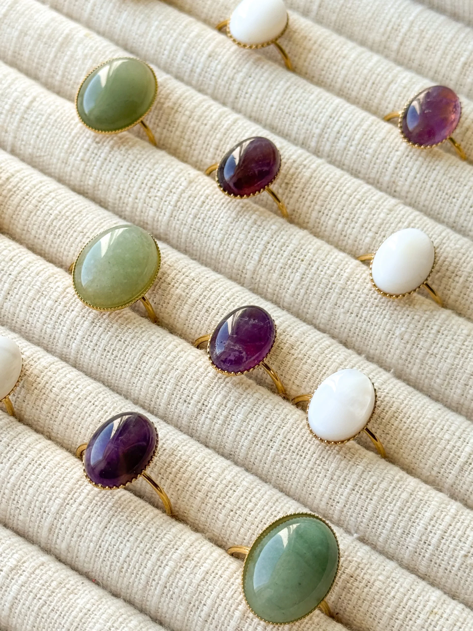 Bagues pierres naturelles, bijou artisanal, style unique, accessoire raffiné, tendance 2025. bagues réglables acier inoxydable, bague aventurine verte, bague améthyste violette, bague nacre blanche, bagues résistantes à l’eau, bagues dorées femme