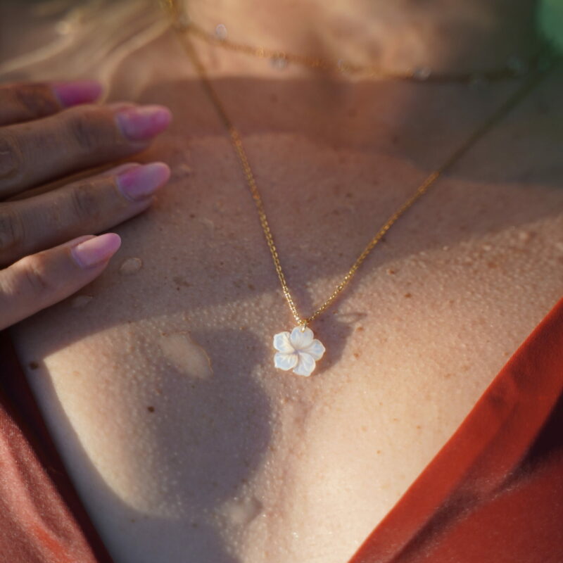 collier fleur nacre blanche, collier acier inoxydable, collier réglable femme, bijoux dorés élégants, collier fin et délicat, bijou d’été, collier à accumuler, collier tendance été 2025, idée cadeau femme, bijou fait main