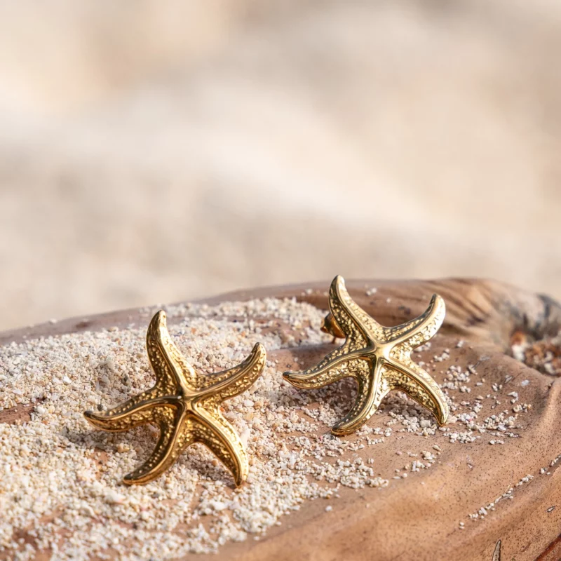 boucles étoile de mer, boucles dorées été, boucles d’oreilles acier inoxydable, bijoux inspiration plage, bijoux marins femme, boucles hypoallergéniques, bijoux résistants à l’eau, boucles tendance été 2025, boucles bord de mer, bijou léger et chic, idée cadeau mer