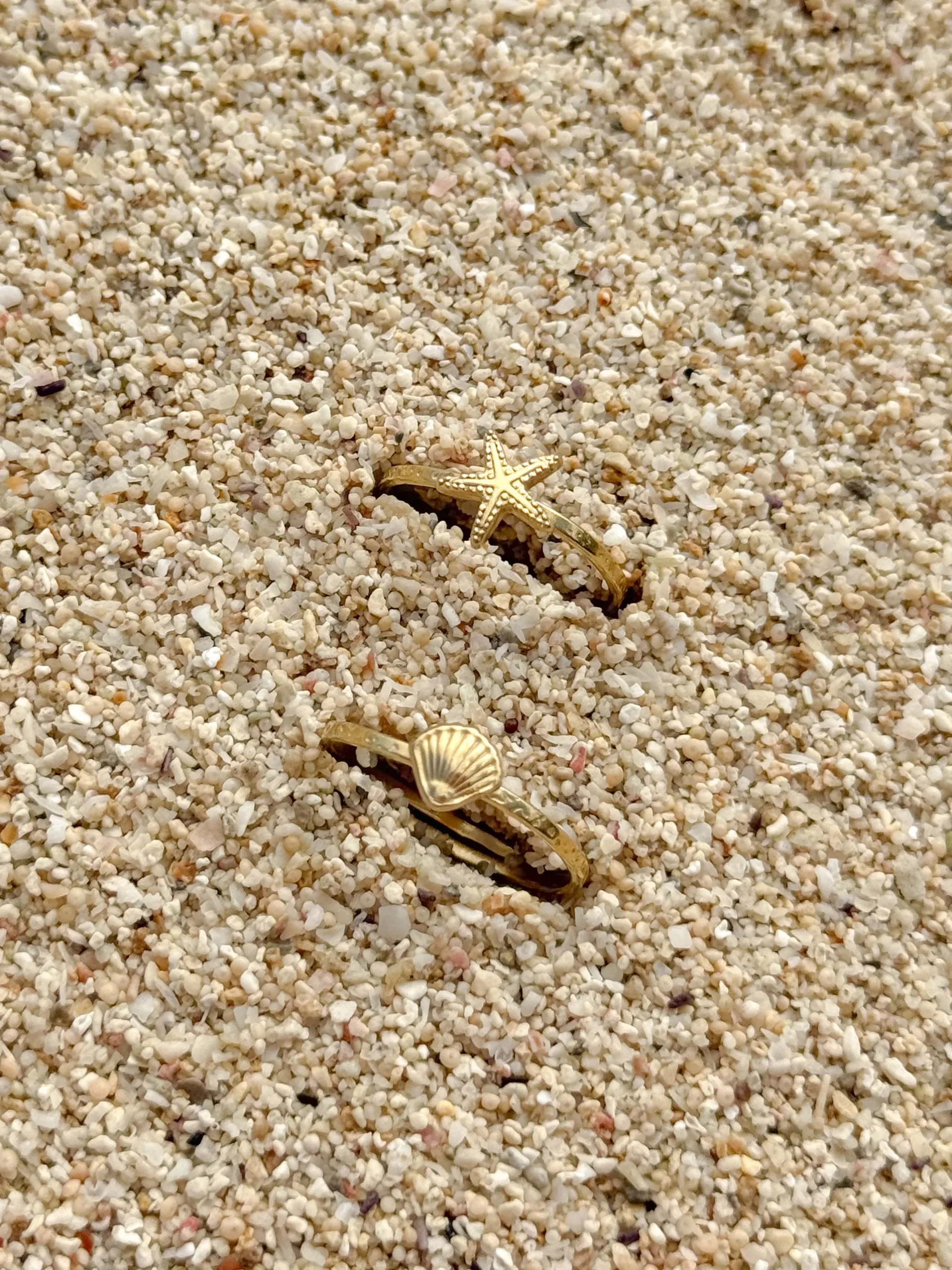 bague étoile de mer, bague coquillage, bague été femme, bague esprit plage, bague dorée réglable, bague acier inoxydable, bijou marin chic, bijou doré résistant à l’eau, bague coquillage dorée, bague originale été 2025, bijou coquillage femme, bague estivale, bague mer et soleil, idée cadeau vacances