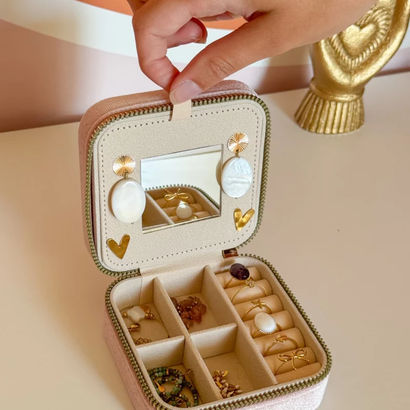 boîte en velours rose, rangement bijoux compact, idée cadeau pratique, accessoire chic, tendance été 2025.