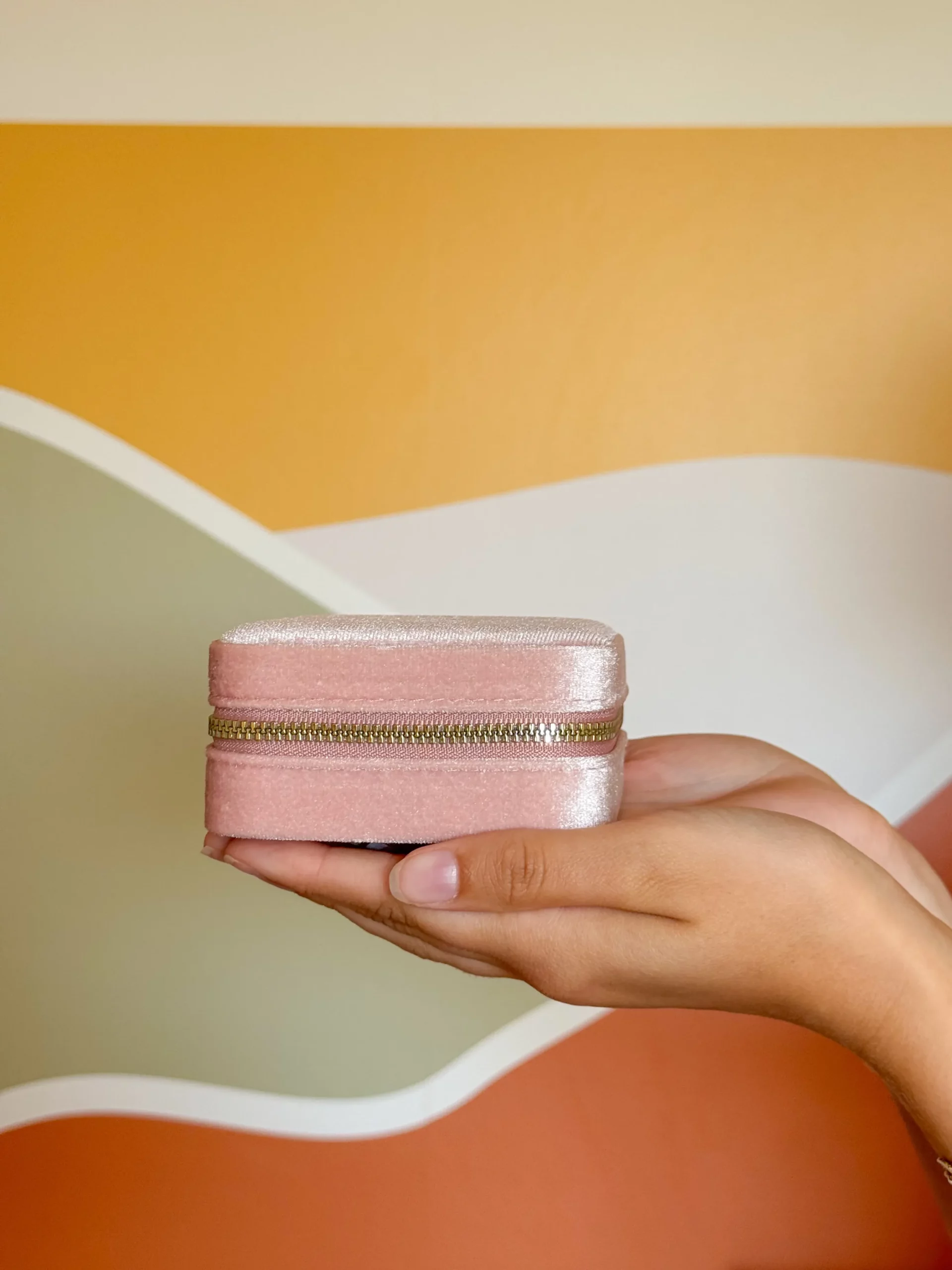 boîte en velours rose, rangement bijoux compact, idée cadeau pratique, accessoire chic, tendance été 2025.