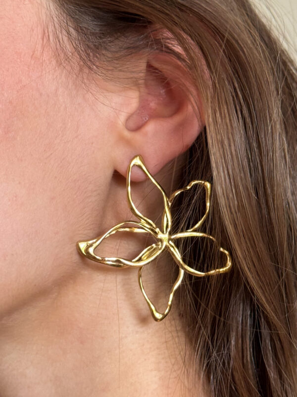 boucles fleur, bijoux floraux, accessoire féminin, boucle d’oreille délicate, design naturel