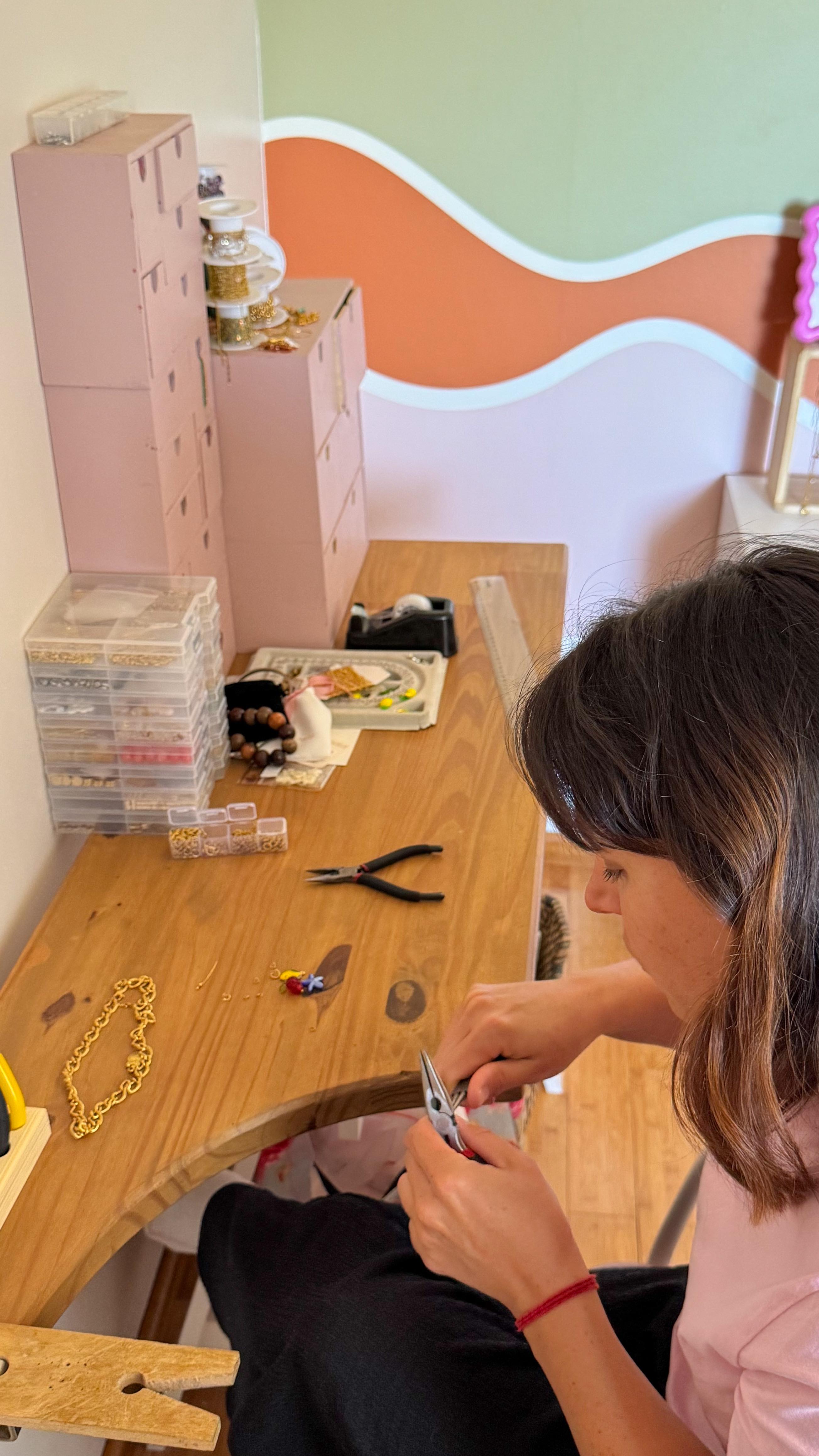 Voici ma dégaine quand je prépare vos commandes : un masque LED sur le visage, et même parfois un pyjama.
Avouez que c’est plus difficile à assumer en open space ou devant un client 😜

Mais c’est aussi ça, la liberté de bosser pour soi.

Team télétravail / entrepreneurs : c’est quoi votre look de travail à la maison ?

Racontez-moi vos pires / meilleures tenues de TT en commentaire 👇
@nooanceparis 
#entrepreneuse #viedentrepreneure #workingfromhome #skincare #teletravail