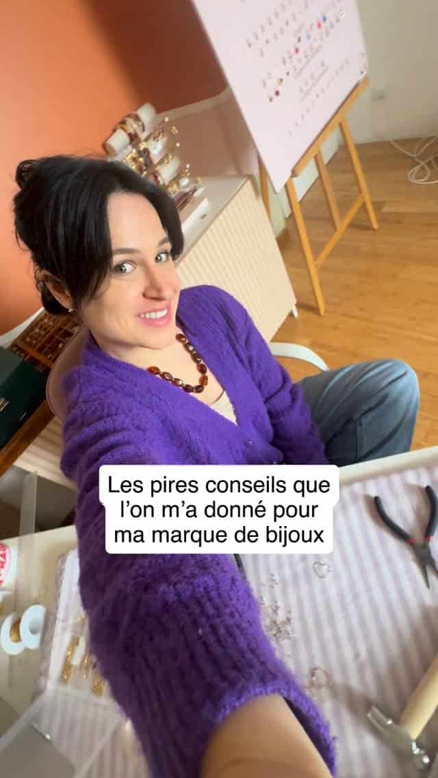 • “Fais de l’argenté, ça se vend plus.”
• “Fais aussi pour les enfants, tu élargiras.”
• “Baisse tes prix, ça partira plus vite.”
• “Fais du très haut de gamme aussi, pour toucher les riches.”
• “Suis les tendances sur les réseaux et fais des danses TikTok.”
• “Arrête les pierres de naissance, c’est trop spécifique.”
• “Ne parle pas de ta vie et de ta famille, ça ferme des portes.”
• “Fais des promos tous les mois.”
• “Ajoute plein de modèles, il faut du choix.”
• “Change de style régulièrement.”
• “Teste tous les marchés : mariage, enfants, ado, bohème, luxe…”
• “Diversifie-toi : sacs, accessoires, bougies…”

Vouloir plaire et toucher tout le monde, c’est souvent vendre à n’importe qui. Et parfois même … ne pas vendre du tout.

Moi, je ne veux pas juste créer des bijoux.
Je crée des bijoux fins, délicats, remplis de sens.
Des bijoux que vous portez tous les jours.
Qui résistent à la vraie vie.
Que vous portez comme des talismans.

Des bijoux qui vous rappellent vos proches, vos enfants, une histoire particulière.

Je veux créer des pièces intemporelles, symboliques,
que vous garderez des années. 🦋🎀✨