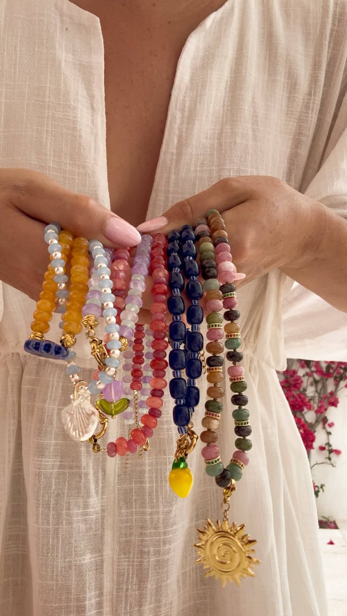 Summer Crush ☀️🍋🌈

La collection de colliers colorés, acidulés et ensoleillés est arrivée !

Des bijoux qui sentent les vacances, parfaits avec une petite robe légère ou simplement un short et un t-shirt pour apporter cette touche de pep’s qui fait toute la différence

À porter seuls ou en accumulation