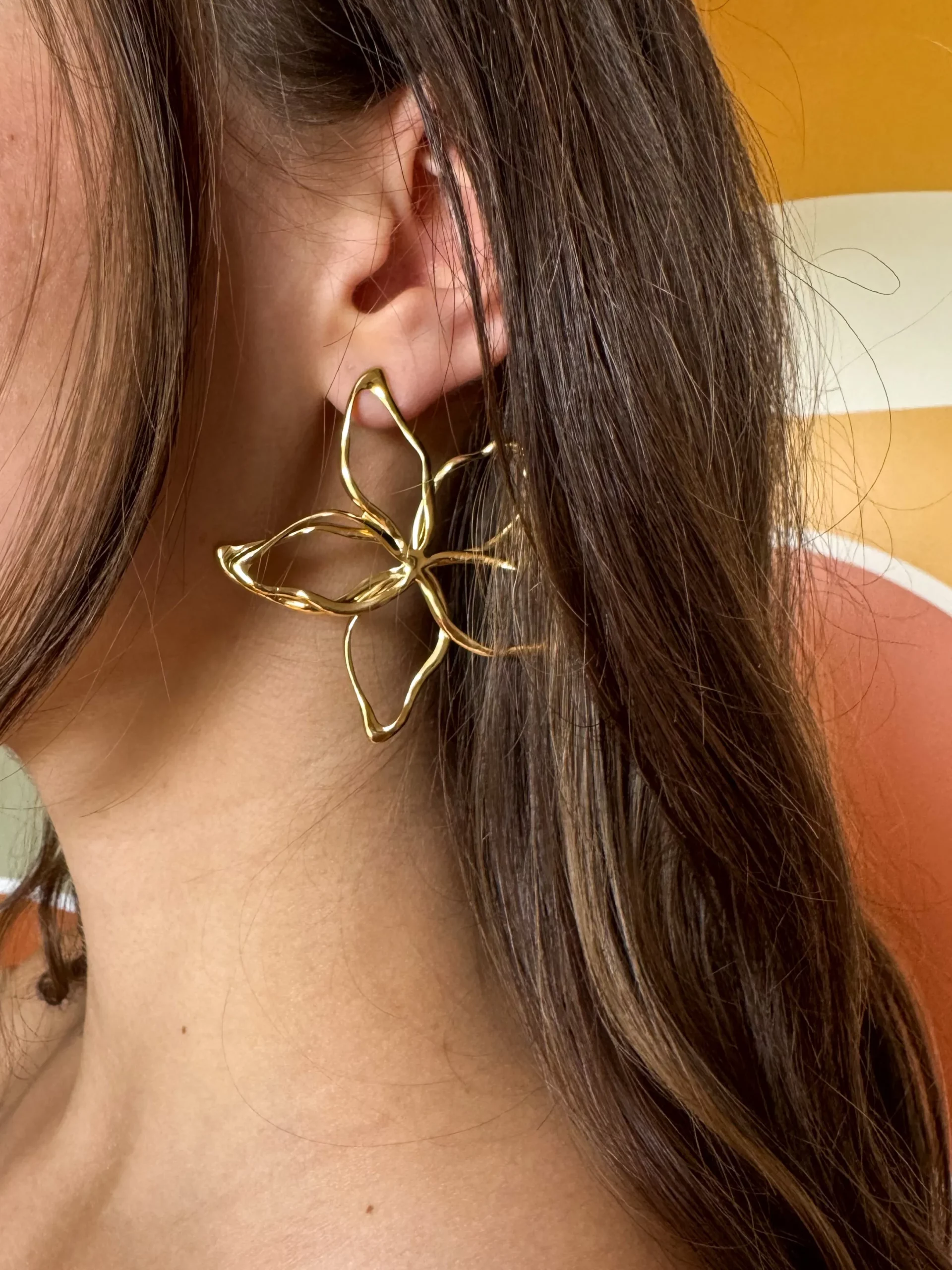 boucles fleur, bijoux floraux, accessoire féminin, boucle d’oreille délicate, design naturel,