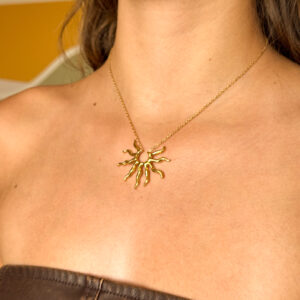 collier soleil, bijou solaire, accessoire lumineux, pendentif doré,