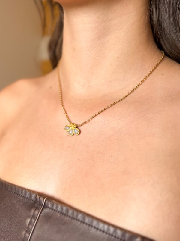 collier Trinidad, pierre de lune, bijou naturel, pendentif pierre fine, accessoire élégant, collier bohème, bijou mystique, bijou fait main, style lumineux, collier tendance.