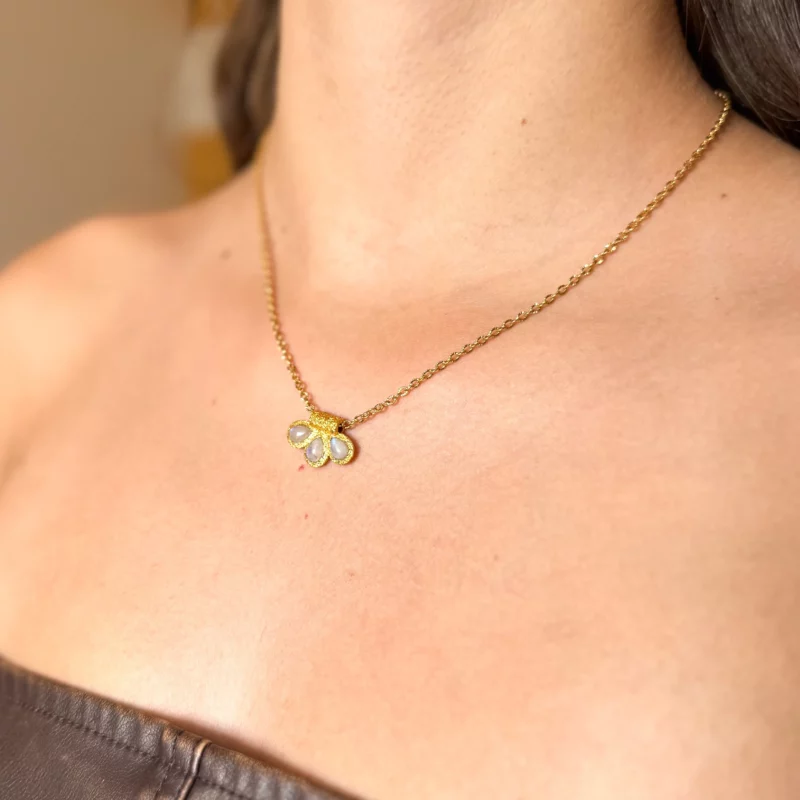 collier Trinidad, pierre de lune, bijou naturel, pendentif pierre fine, accessoire élégant, collier bohème, bijou mystique, bijou fait main, style lumineux, collier tendance.
