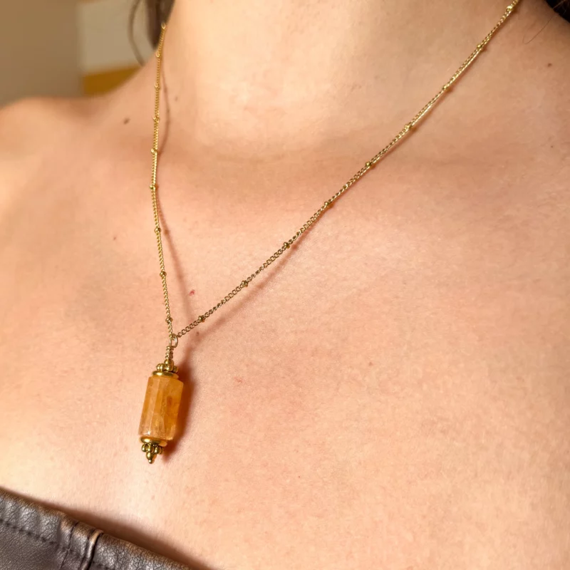 collier talisman, pierre cylindrique, bijou spirituel, accessoire bien-être, collier bohème, pendentif naturel, bijou pierre fine, talisman élégant, collier fait main, style mystique.