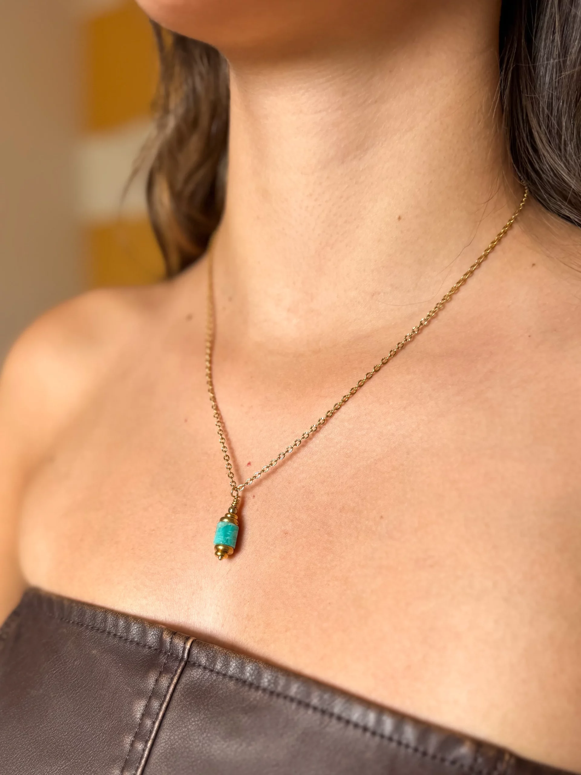 collier talisman, pierre cylindrique, bijou spirituel, accessoire bien-être, collier bohème, pendentif naturel, bijou pierre fine, talisman élégant, collier fait main, style mystique.