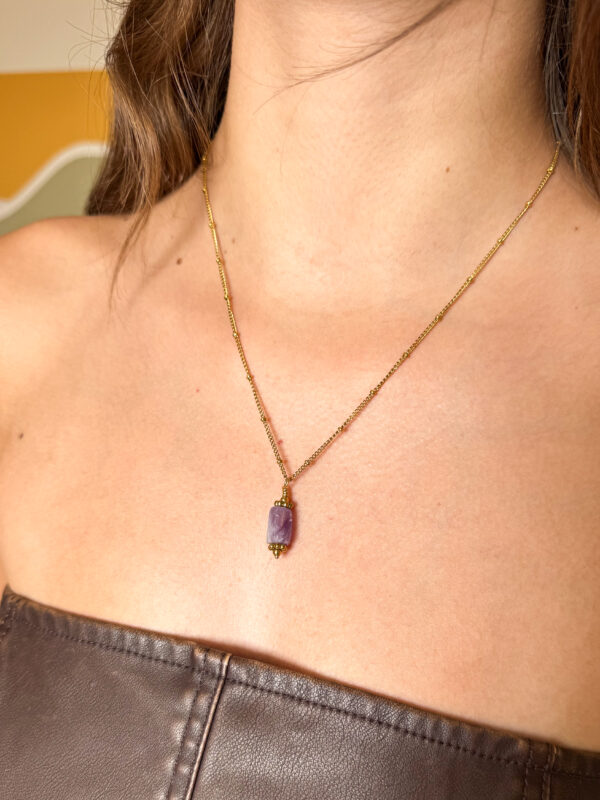 collier talisman, pierre cylindrique, bijou spirituel, accessoire bien-être, collier bohème, pendentif naturel, bijou pierre fine, talisman élégant, collier fait main, style mystique.