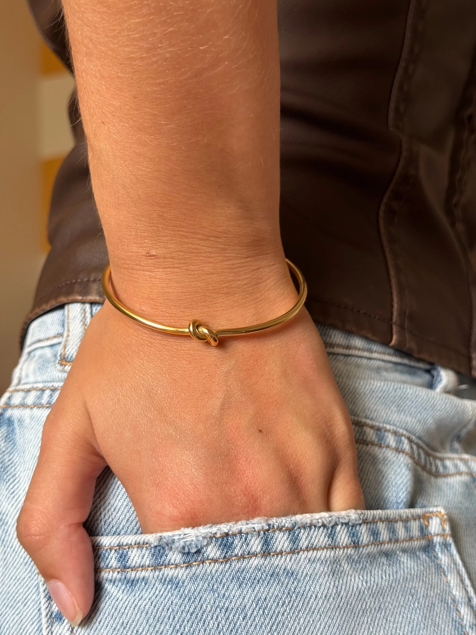 jonc ouvert doré, bracelet minimaliste, bijou fin, accessoire mode femme, design élégant, jonc réglable, tendance bohème, bijou doré, bracelet chic, bijou léger.