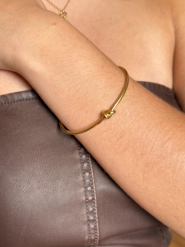 jonc ouvert doré, bracelet minimaliste, bijou fin, accessoire mode femme, design élégant, jonc réglable, tendance bohème, bijou doré, bracelet chic, bijou léger.