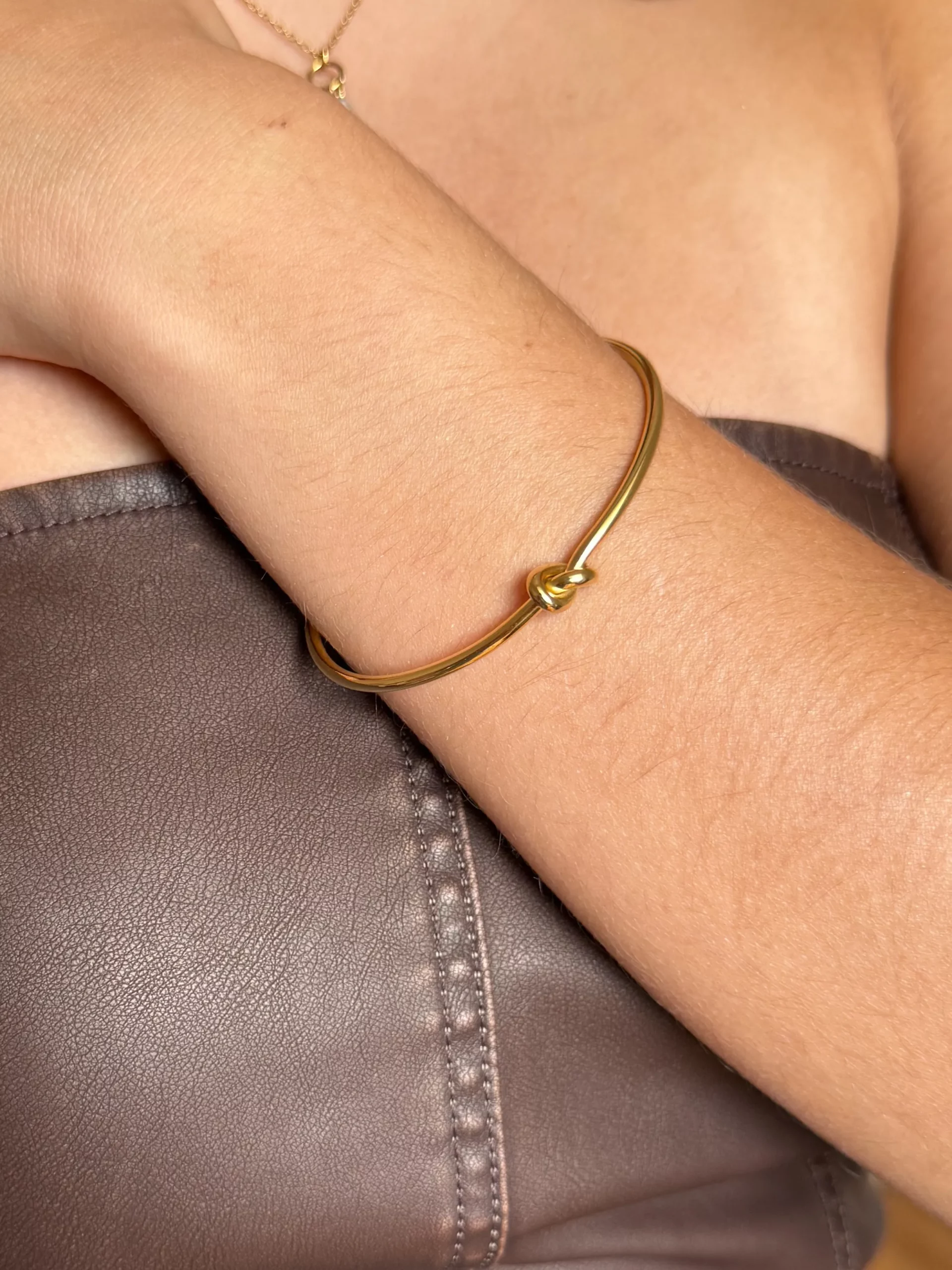 jonc ouvert doré, bracelet minimaliste, bijou fin, accessoire mode femme, design élégant, jonc réglable, tendance bohème, bijou doré, bracelet chic, bijou léger.