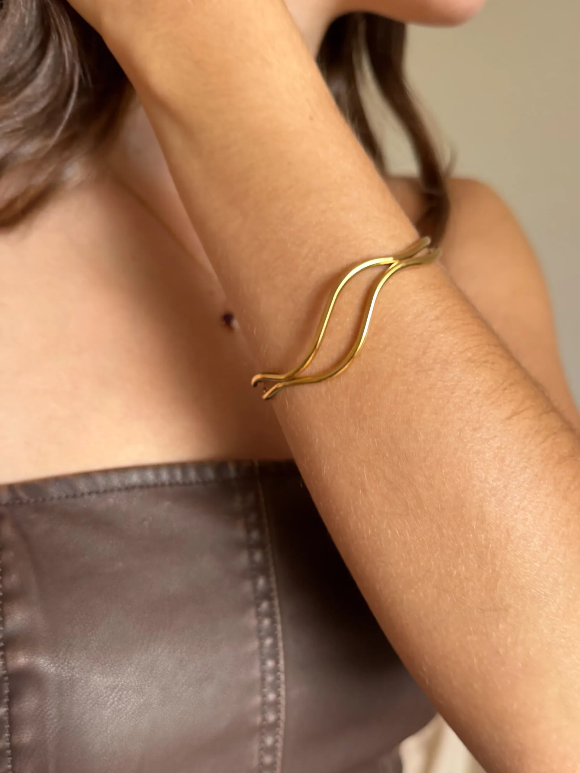 jonc ouvert doré, bracelet minimaliste, bijou fin, accessoire mode femme, design élégant, jonc réglable, tendance bohème, bijou doré, bracelet chic, bijou léger.