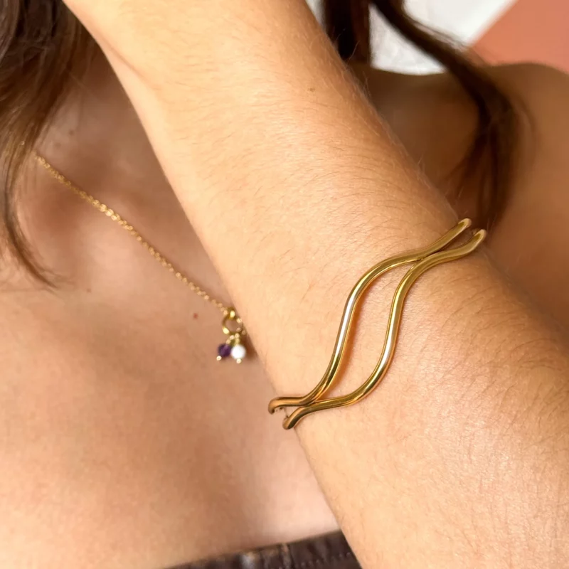 jonc ouvert doré, bracelet minimaliste, bijou fin, accessoire mode femme, design élégant, jonc réglable, tendance bohème, bijou doré, bracelet chic, bijou léger.