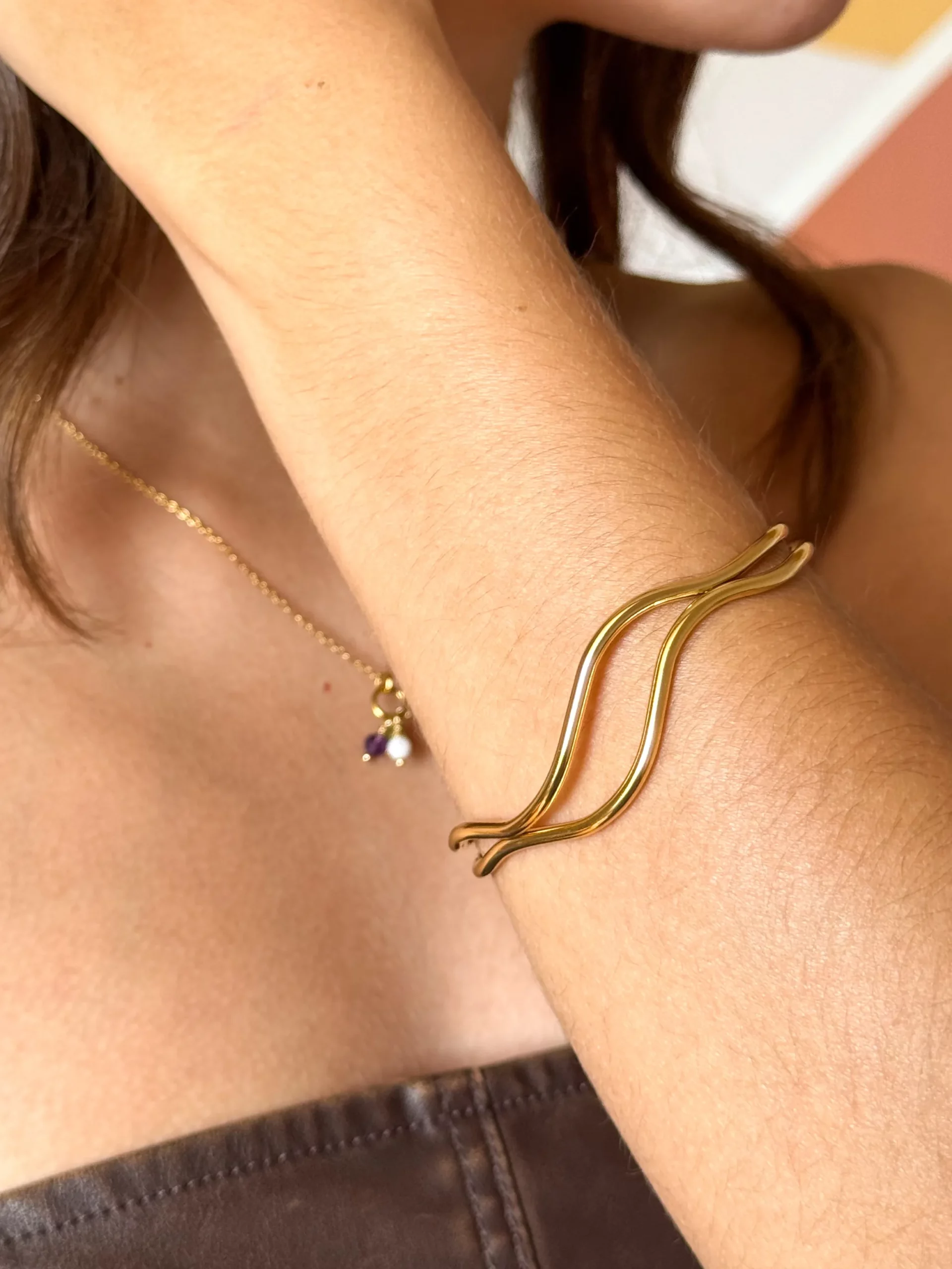 jonc ouvert doré, bracelet minimaliste, bijou fin, accessoire mode femme, design élégant, jonc réglable, tendance bohème, bijou doré, bracelet chic, bijou léger.