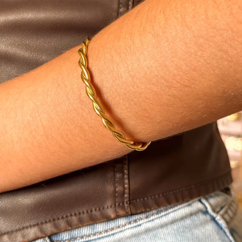 jonc ouvert doré, bracelet minimaliste, bijou fin, accessoire mode femme, design élégant, jonc réglable, tendance bohème, bijou doré, bracelet chic, bijou léger.