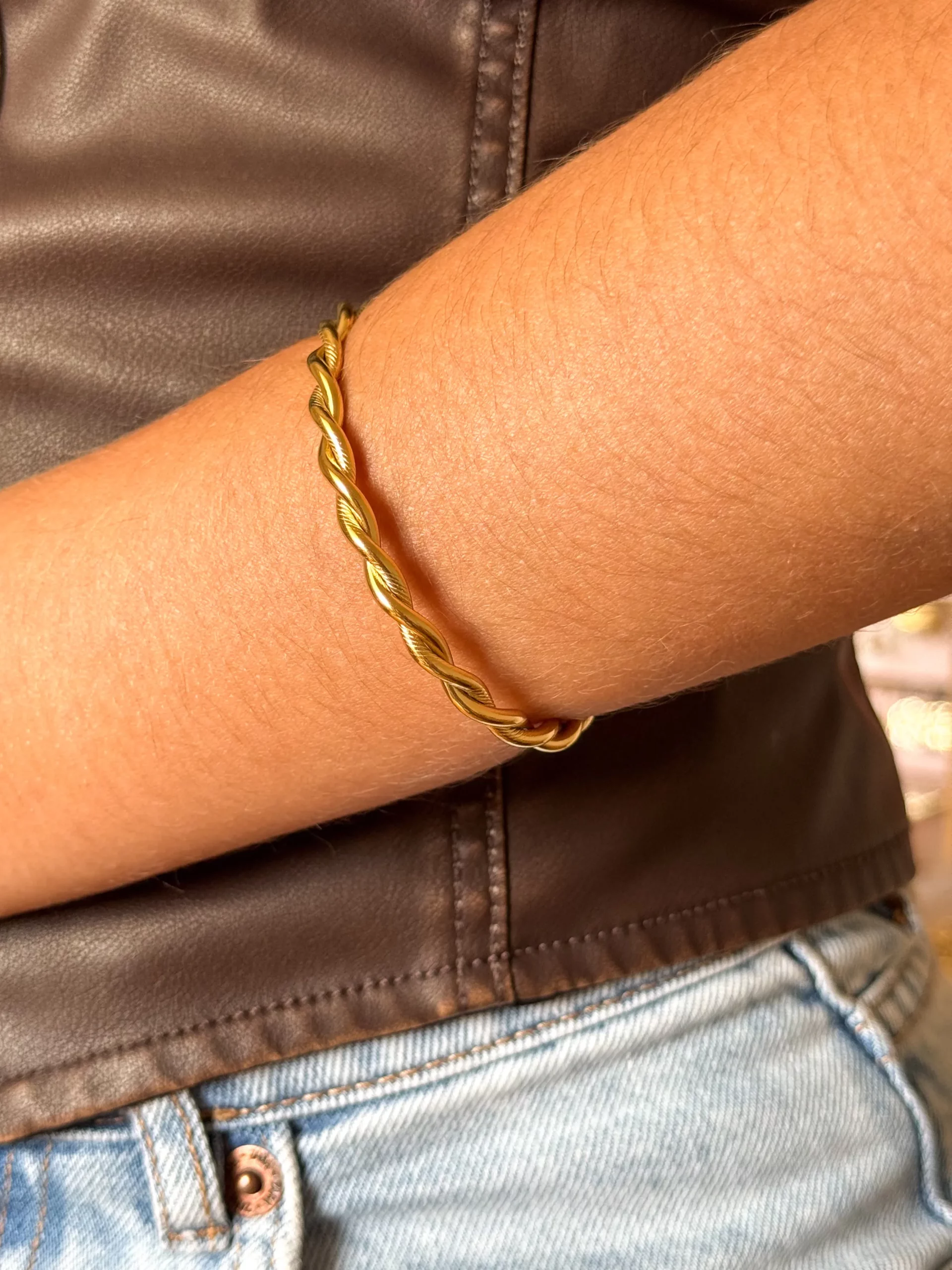 jonc ouvert doré, bracelet minimaliste, bijou fin, accessoire mode femme, design élégant, jonc réglable, tendance bohème, bijou doré, bracelet chic, bijou léger.