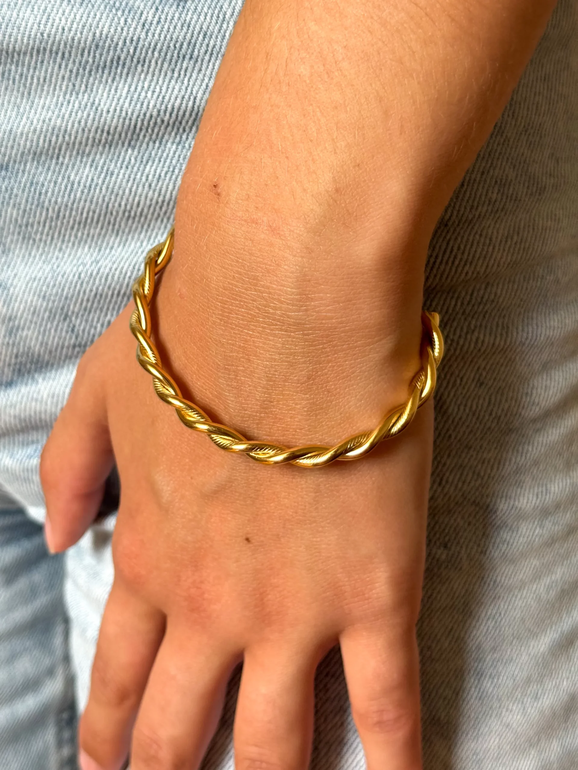 jonc ouvert doré, bracelet minimaliste, bijou fin, accessoire mode femme, design élégant, jonc réglable, tendance bohème, bijou doré, bracelet chic, bijou léger.