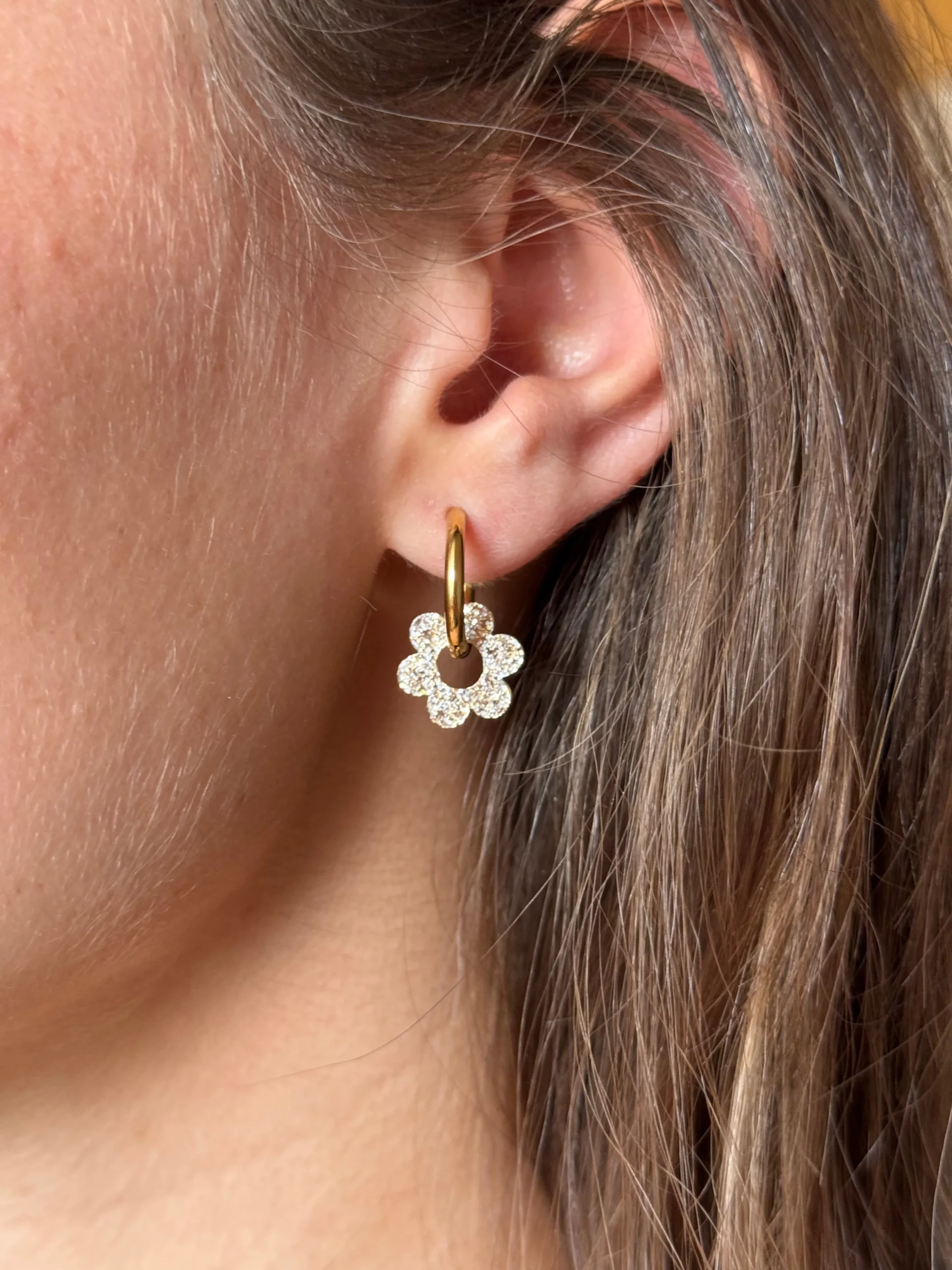 mini créoles, boucle d’oreille fleur, bijou interchangeable, accessoire femme, créoles petites, style bohème, bijoux modulables, fleur décorative, boucle d’oreille légère, accessoire tendance.