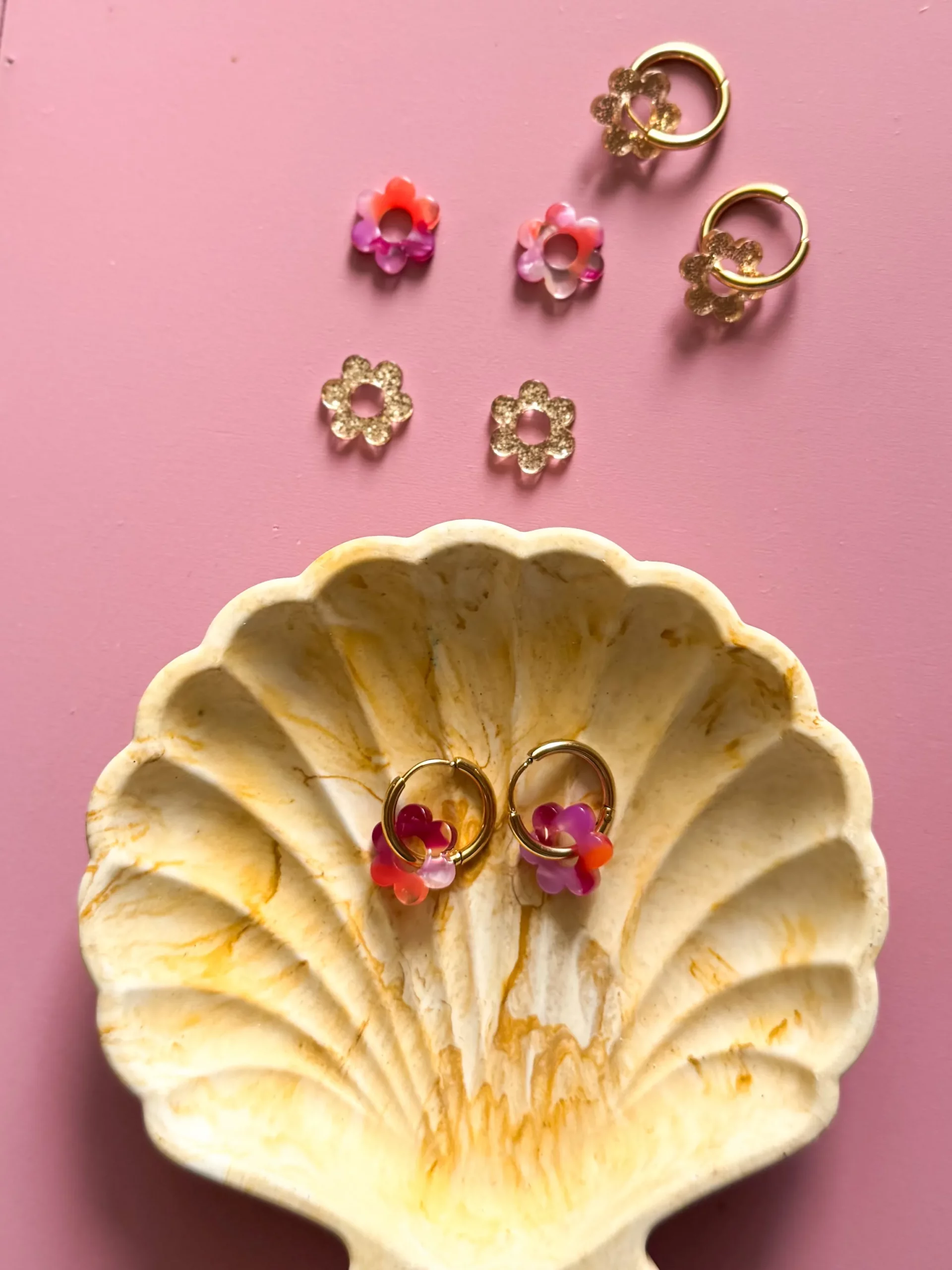 mini créoles, boucle d’oreille fleur, bijou interchangeable, accessoire femme, créoles petites, style bohème, bijoux modulables, fleur décorative, boucle d’oreille légère, accessoire tendance.