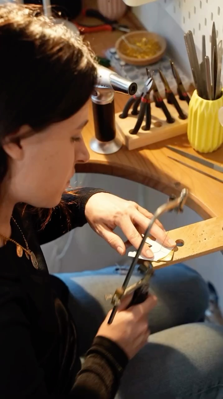 Les gens scrollent toutes les 3 secondes en moyenne sur les réseaux sociaux, je t’en demande 15 pour te montrer mon travail 🫶🏼
Si tu veux découvrir un peu plus de mon univers, abonne toi 😊