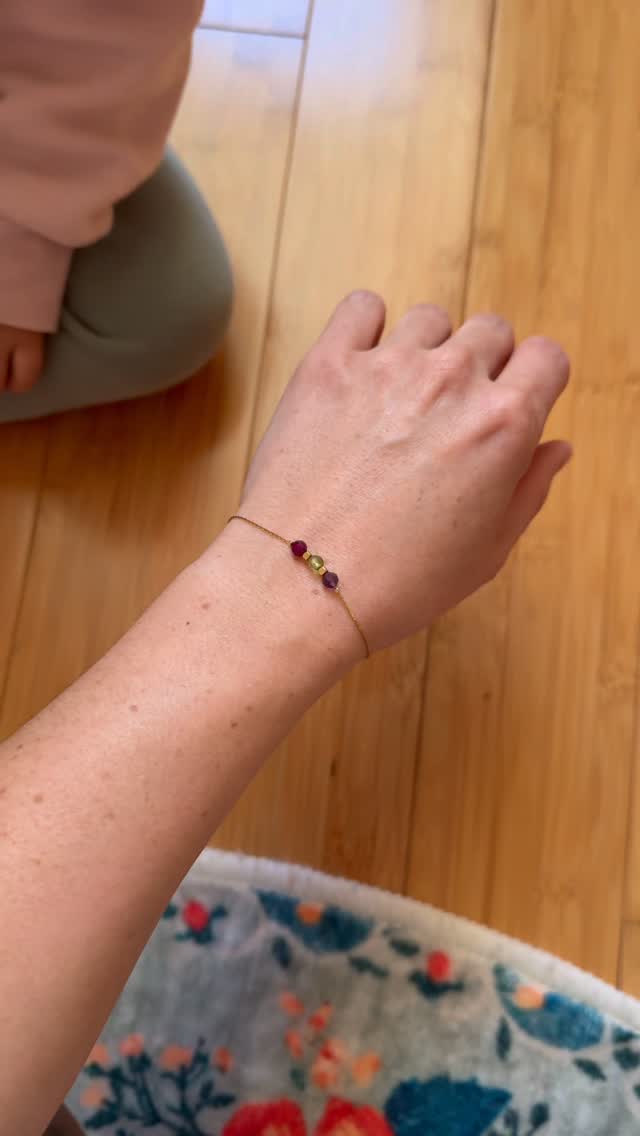 S’il y a bien un bijou dont je ne me lasse pas de créer, c’est bien le bracelet de famille pierres de naissance ! 
Je l’adore car :
	•	Il représente toute votre famille… même vos animaux ! Tout le monde a sa place dessus.
	•	Il raconte vos histoires de vie : mamans, grands-mères, arrière-grands-mères, couples, meilleures amies…
	•	Chaque combinaison de pierres est unique, comme votre famille.
	•	Il est créé entièrement sur mesure, à la commande.
	•	C’est un objet unique, un bijou chargé d’émotions, qui se garde toute la vie.
	•	Il est parfait pour offrir : un cadeau vraiment personnel, qui touche toujours droit au cœur. D’ailleurs c’est un super cadeau de naissance pour une jeune maman ! 
	•	Il s’adapte à toutes les familles, petites ou grandes. J’ai eu une commandes de 15 pierres cette semaine !! 
	•	Il permet de garder près de soi les personnes qu’on aime, partout, tout le temps.
	•	C’est un bijou fin, délicat et facile à porter au quotidien.

Commentes moi les mois de naissance de ta famille et je te dirais la combinaison de couleurs que ça va donner 🥰