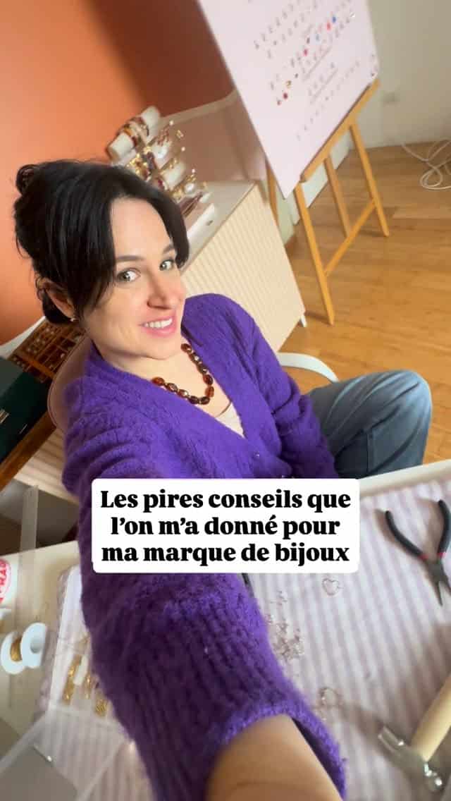 • “Fais de l’argenté, ça se vend plus.”
• “Fais aussi pour les enfants, tu élargiras.”
• “Baisse tes prix, ça partira plus vite.”
• “Fais du très haut de gamme aussi, pour toucher les riches.”
• “Suis les tendances sur les réseaux et fais des danses TikTok.”
• “Arrête les pierres de naissance, c’est trop spécifique.”
• “Ne parle pas de ta vie et de ta famille, ça ferme des portes.”
• “Fais des promos tous les mois.”
• “Ajoute plein de modèles, il faut du choix.”
• “Change de style régulièrement.”
• “Teste tous les marchés : mariage, enfants, ado, bohème, luxe…”
• “Diversifie-toi : sacs, accessoires, bougies…”

Vouloir plaire et toucher tout le monde, c’est souvent vendre à n’importe qui. Et parfois même … ne pas vendre du tout.

Moi, je ne veux pas juste créer des bijoux.
Je crée des bijoux fins, délicats, remplis de sens.
Des bijoux que vous portez tous les jours.
Qui résistent à la vraie vie.
Que vous portez comme des talismans.

Des bijoux qui vous rappellent vos proches, vos enfants, une histoire particulière.

Je veux créer des pièces intemporelles, symboliques,
que vous garderez des années. 🦋🎀✨