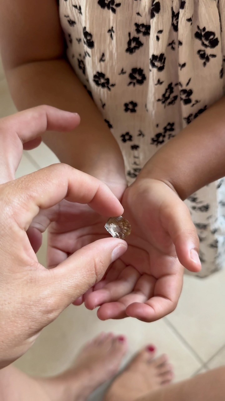 Mon petit trésor

Ma fille Jade a ramassé ce tout petit coquillage et me l’a donné comme un grand trésor. Alors j’ai eu envie d’en faire quelque chose de précieux : un petit bijou qu’elle pourra garder comme souvenir de cet été.

Un coquillage trouvé par ses petites mains, transformé en talisman rien par les mains de sa maman. 🤍🐚✨

Je crois que c’est ça que j’aime le plus dans le fait de créer des bijoux, leur capacité à garder un souvenir. 

Vous en pensez quoi ?
